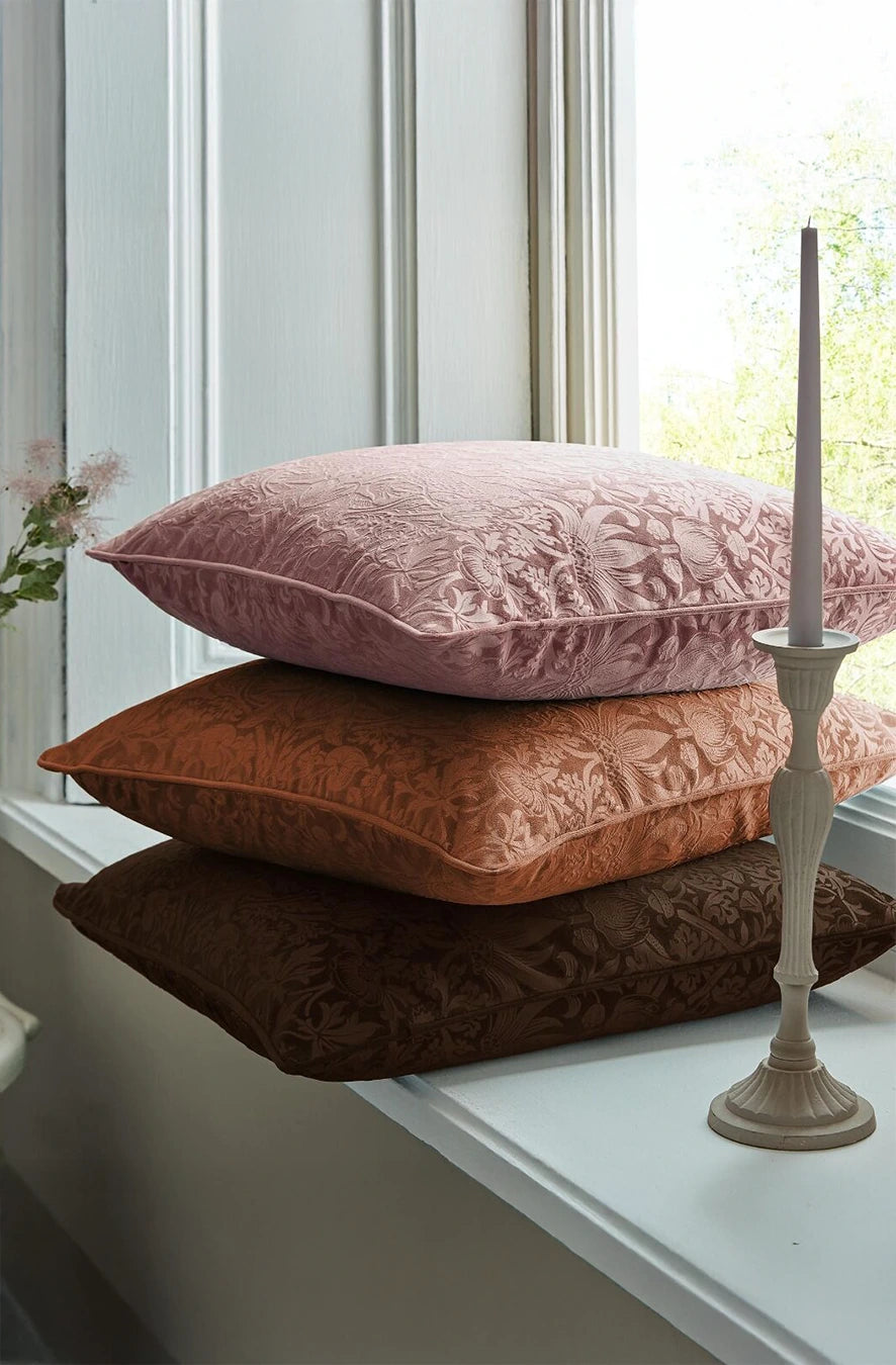 Pernă decorativă Strawberry Thief Embossed Tearose 50 x 50 cm